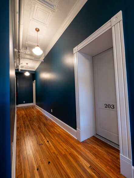 Building Photo - 121 N Main St