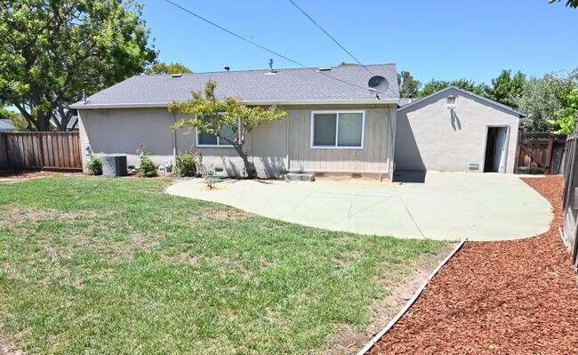Building Photo - Darling Home 3 bd / 1 ba home near Valley Fair & Santana Row with HUGE backyard