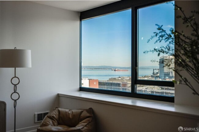 Building Photo - 260 King St