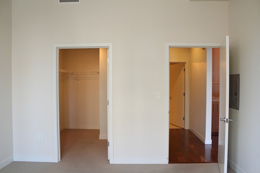 Building Photo - 922 NW 11th Ave