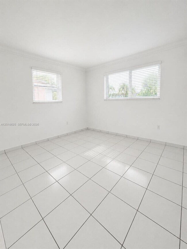 Building Photo - 765 W 70 Pl