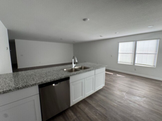 Building Photo - 3 bedroom Newer home