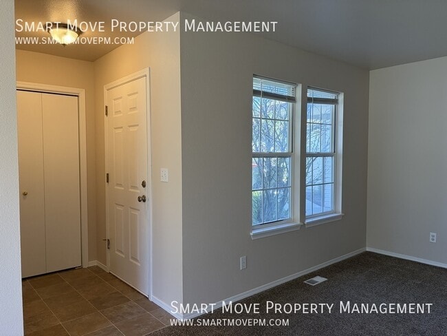 Building Photo - 981 E Blue Heron St