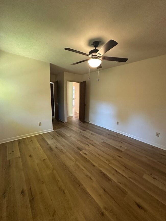 Building Photo - Gorgeous 2/1 located in the heart of Talla...