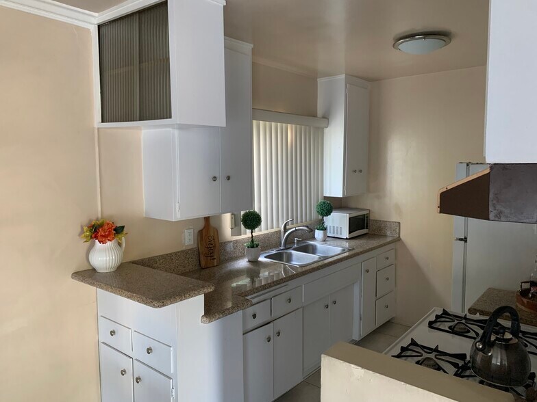 Building Photo - 1221 S Sherbourne Dr