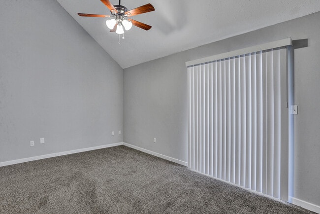 Building Photo - 324 N Grove Cir