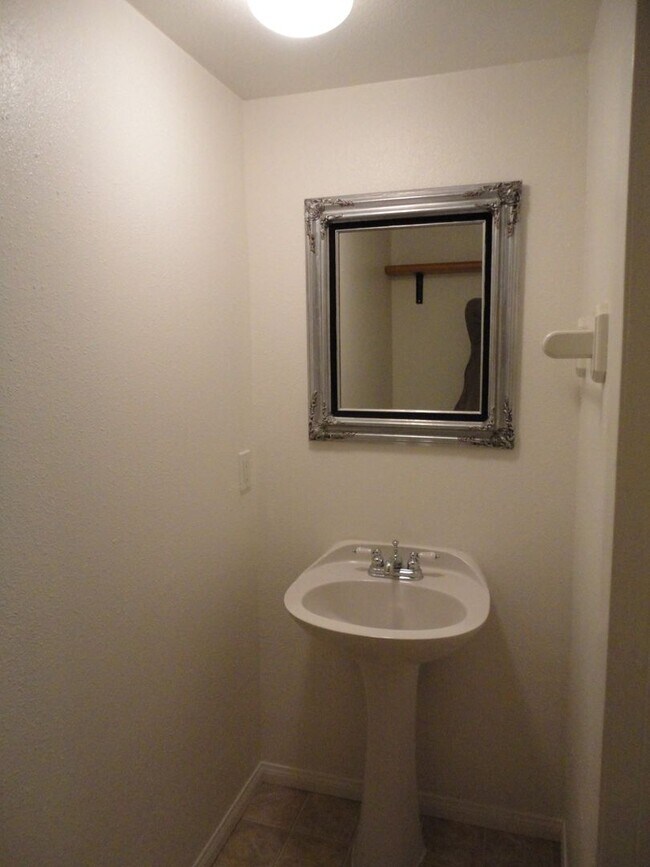 Building Photo - 2 BDR Townhome in Ocean Beach with 2 Car G...