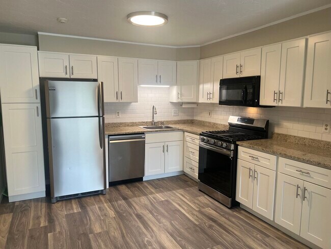 Building Photo - 385 Huse Rd