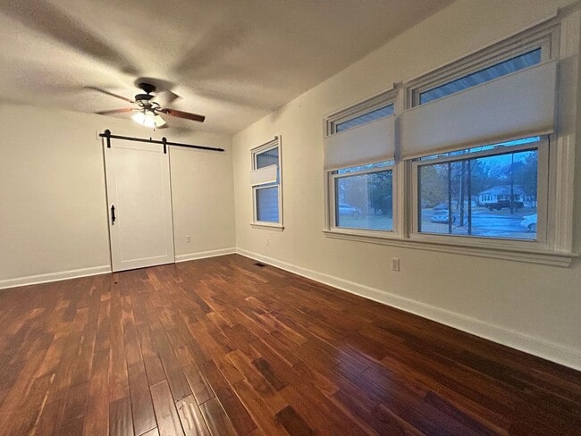 Building Photo - Welcome to this charming home in the desirable cul-de-sac of Hampton, VA. "ASK ABOUT OUR ZERO DEP...