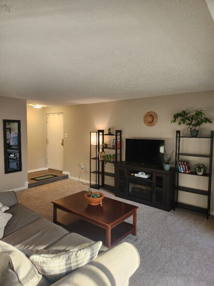 Building Photo - 10210 Bushman Dr