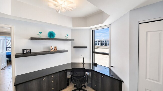 Building Photo - SEASONAL/SHOT TERM/ ANNUAL Turnkey furnished high end condo downtown