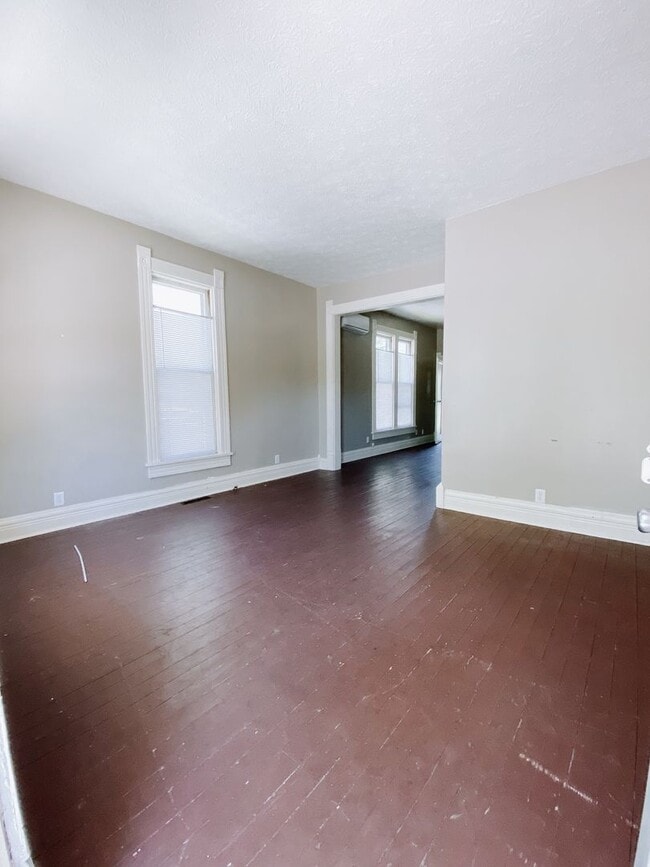 Building Photo - 2 bedroom and 1 bathroom duplex