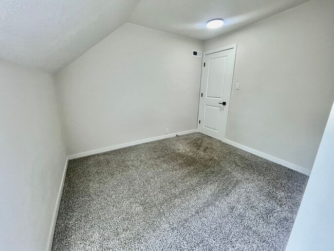 Building Photo - 5-Bedroom, 2 Bathroom Home with In-Unit Wa...