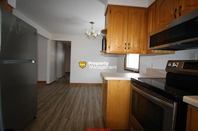 Building Photo - Large Updated 3 Bedroom Ranch