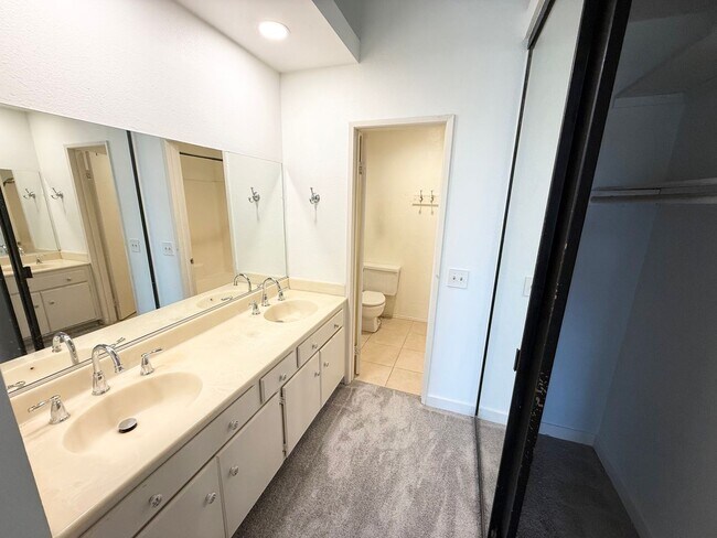 Building Photo - Gorgeous 3 bedroom home In the heart of Mission Viejo!