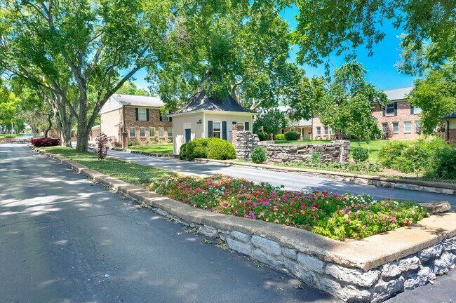 Building Photo - 5025 Hillsboro Pike