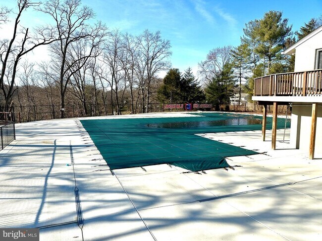 Building Photo - 2529 W Meredith Dr