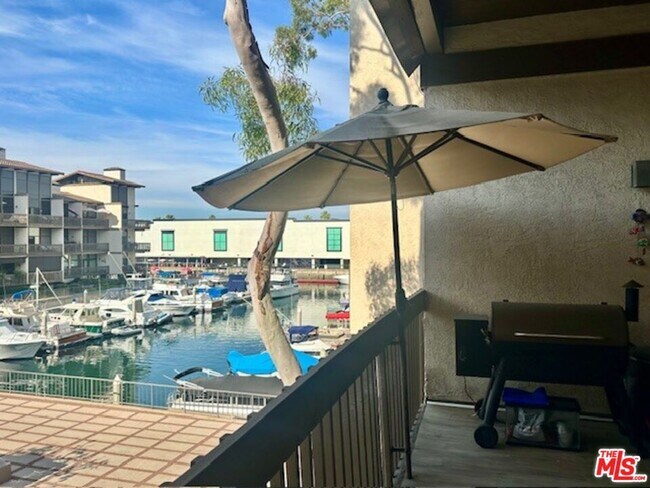 Building Photo - 7217 Marina Pacifica Dr S