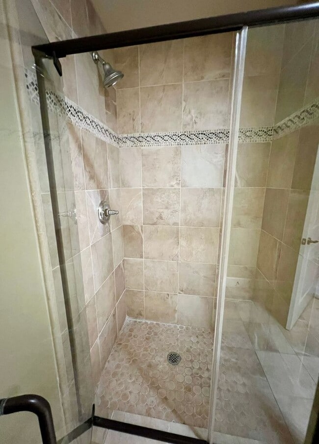 Building Photo - Spacious 2 Bedroom Condo in Fairhaven!