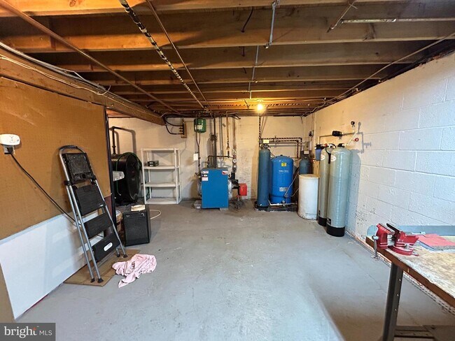 Building Photo - 5 Cedar Woods Dr