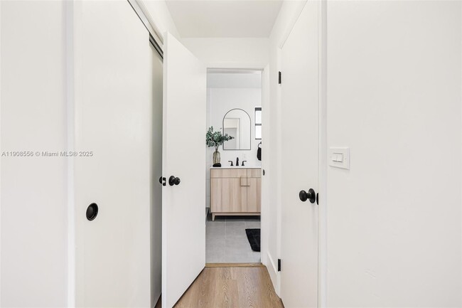 Building Photo - 1610 NW 33rd Ave