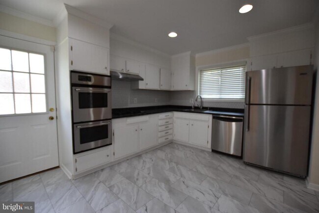 Building Photo - 4015 Heathfield Rd