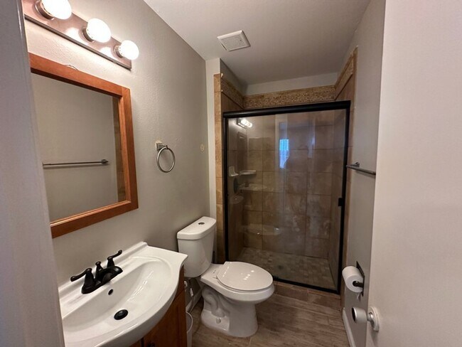 Building Photo - Three Bedroom Home minutes from UNR