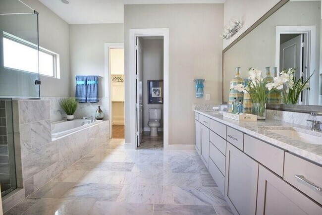 Building Photo - 5817 E Post Oak Ln