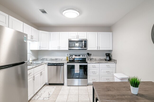 Building Photo - Centrally Located 1 Bed/1 Bath Coastal Condo