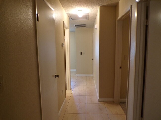 Building Photo - 3 bedroom 2 Barh Home Close to Vintage Faire Mall