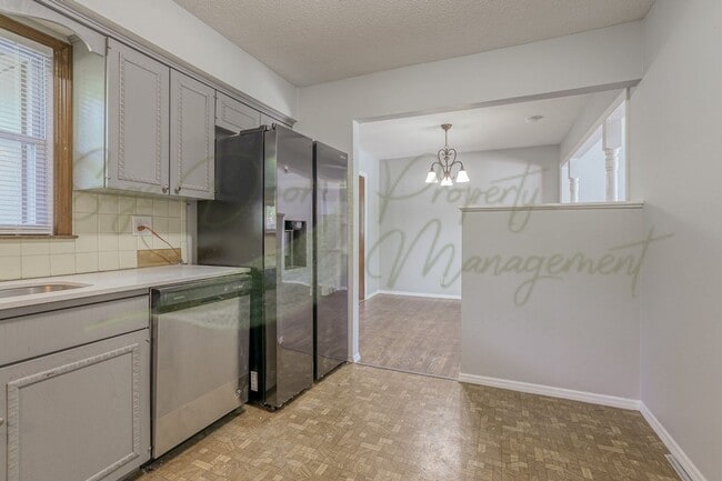 Building Photo - LOTS OF NATURAL SUNLIGHT!!!