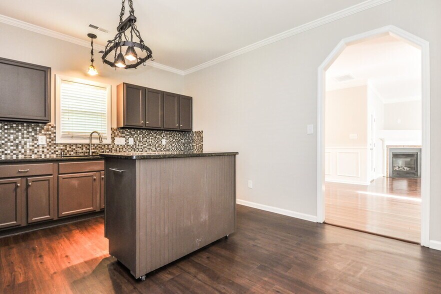 Building Photo - 564 Hay River St