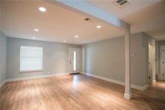 Building Photo - 809 Sussex Dr