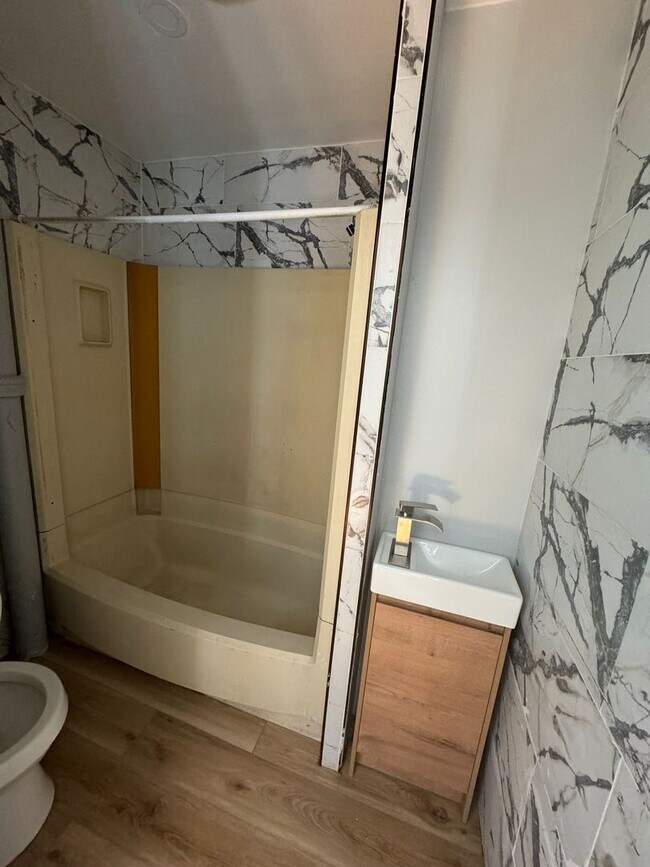 Building Photo - 3 Bedroom 1 bath house