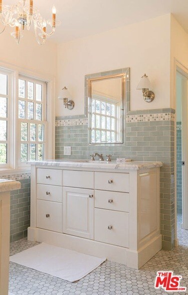 Building Photo - 226 Palisades Ave