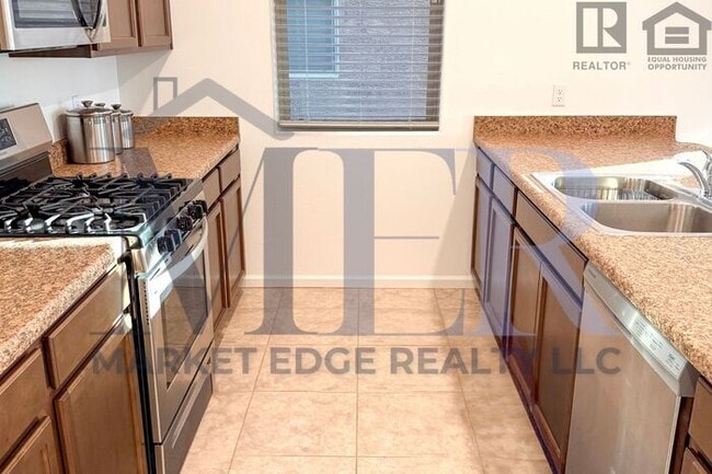 Building Photo - 4Bed/4Bath w/2 Car Gar-Tucson! $199 MOVE-I...