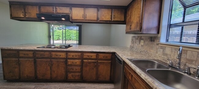 Building Photo - Newly Updated 3 Bdrm 2 Bath House Near Schools and Shopping, Corner of Shasta Pines and Mistletoe