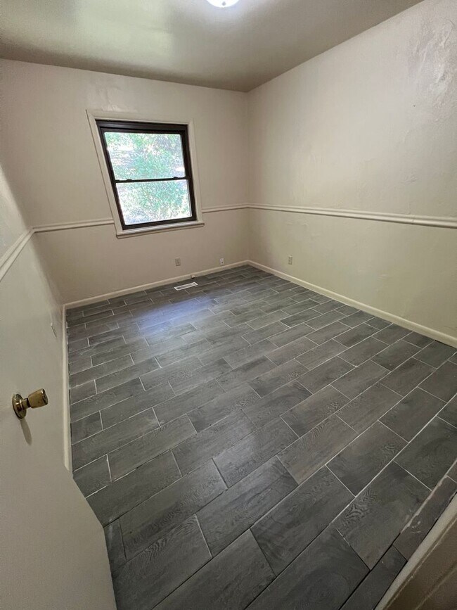 Building Photo - 3 bed 1 Bath 1 Car Garage Home in Nice Nei...