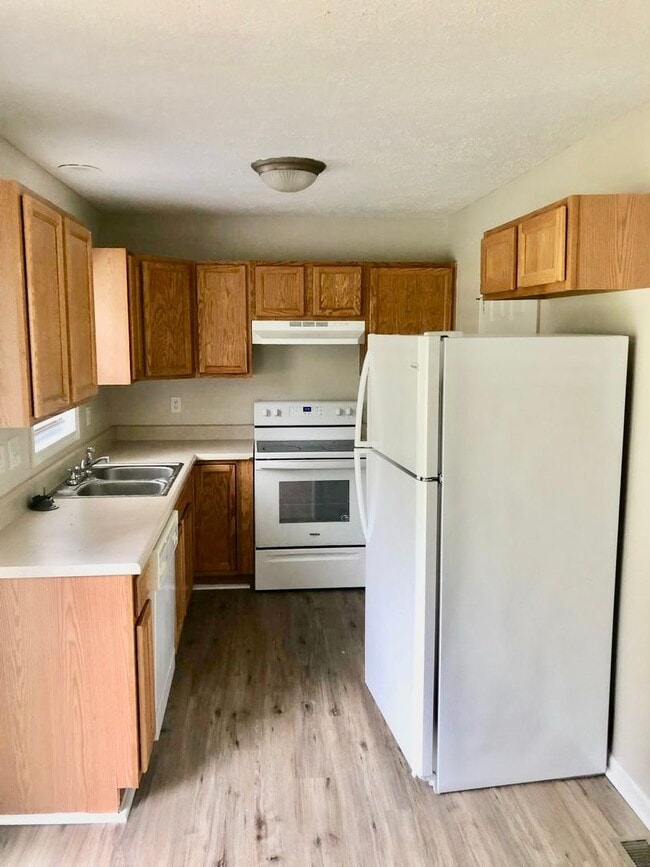 Building Photo - 3 Bedroom Townhouse