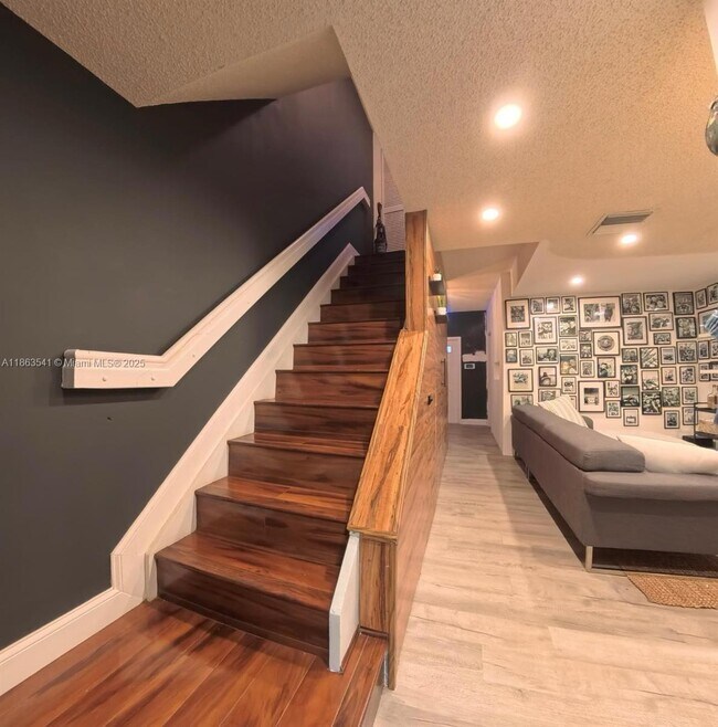 Building Photo - 16652 Hemingway Dr