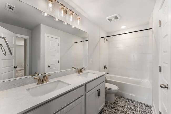 Building Photo - Exquisite Executive Home in the Heart of S...