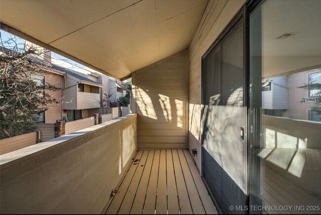 Building Photo - Gorgeous Condo in The Gated Community of The Timbers!