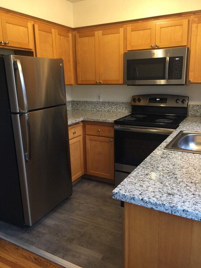Building Photo - Upper 2bed, stainless steel appliances, of...