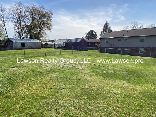 Building Photo - One Level Living with Nice Yard