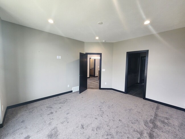 Building Photo - Brand New Townhomes!