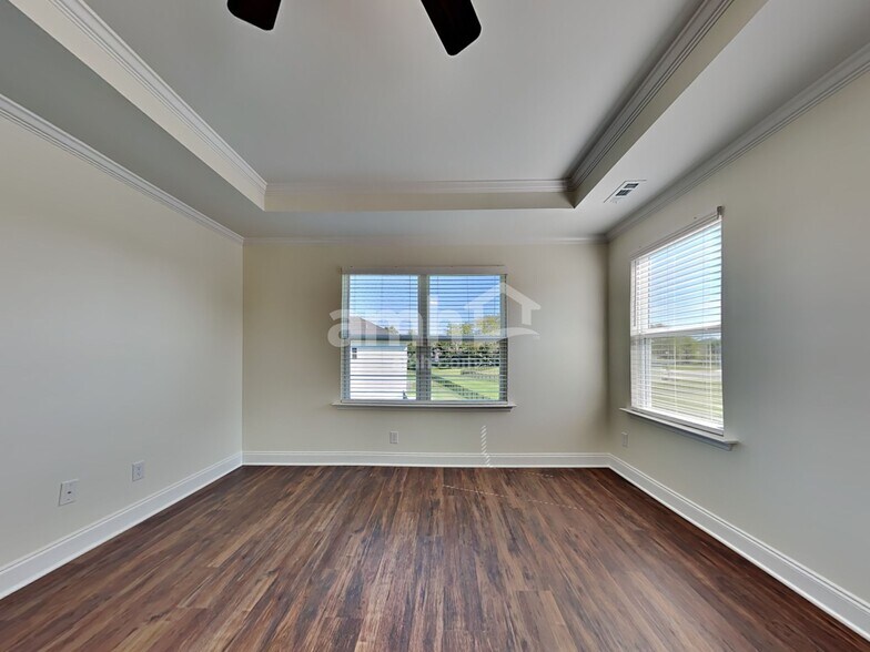 Building Photo - 5236 Valor Dr