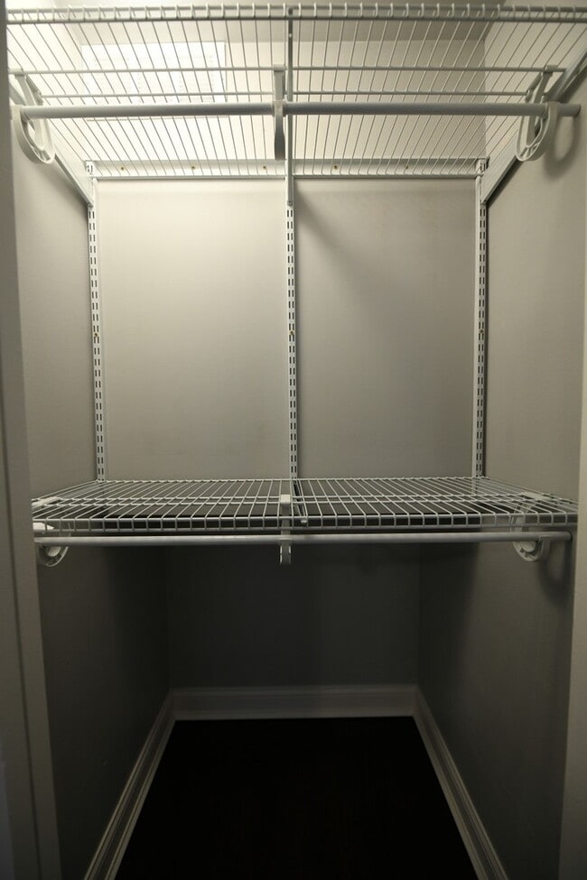 Building Photo - 2739 W Glenlake Ave