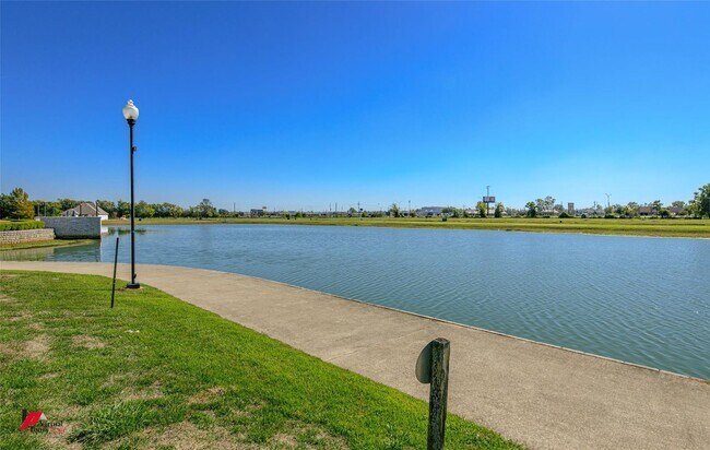 Building Photo - Villaggio Townhouse