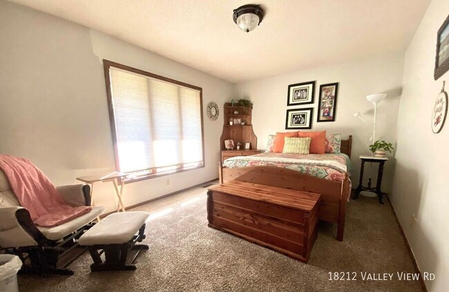 Building Photo - 3br 2ba 2cg ~ Security Deposit Free Altern...