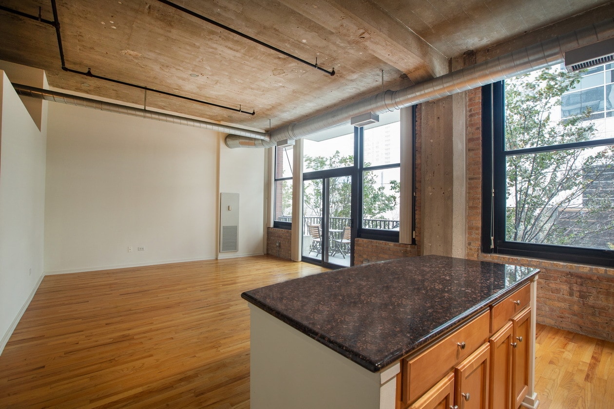 Building Photo - 210 S Desplaines St